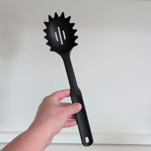 The Pampered Chef Pasta Spoon Slotted Black Nylon Cooking  Spoon 425° Spaghetti